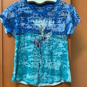 Absolutely beautiful small lightweight T-shirt